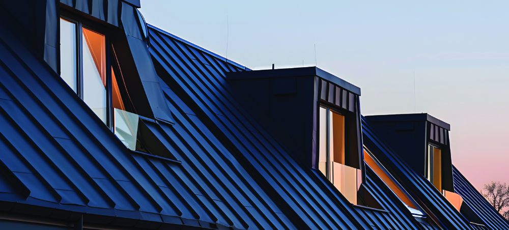 Dachgeschoss Wohnraum mit großen Dachfenstern